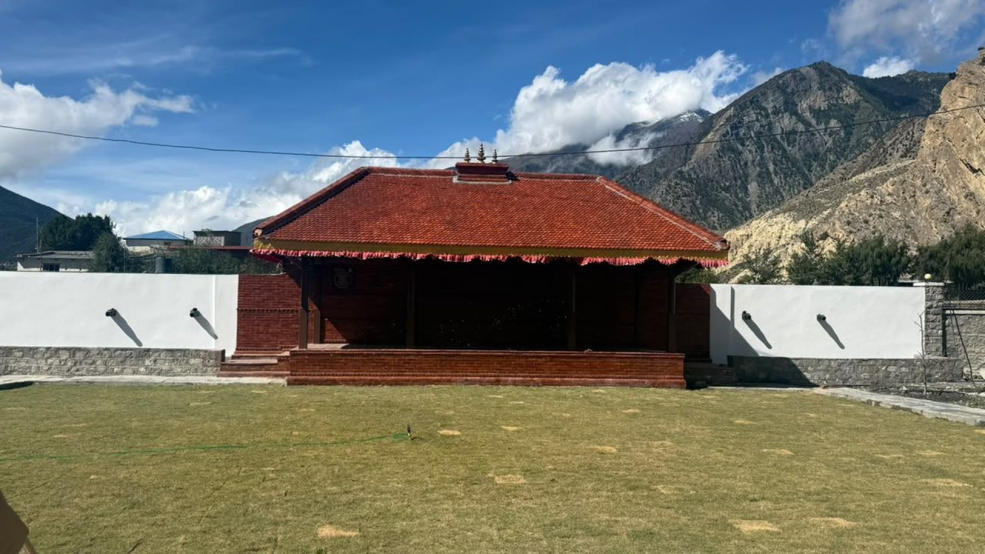 सांस्कृतिक आदानप्रदानको पहल : मुस्ताङमा नेवारी फल्चा, ललितपुरमा स्याउको प्रतीक